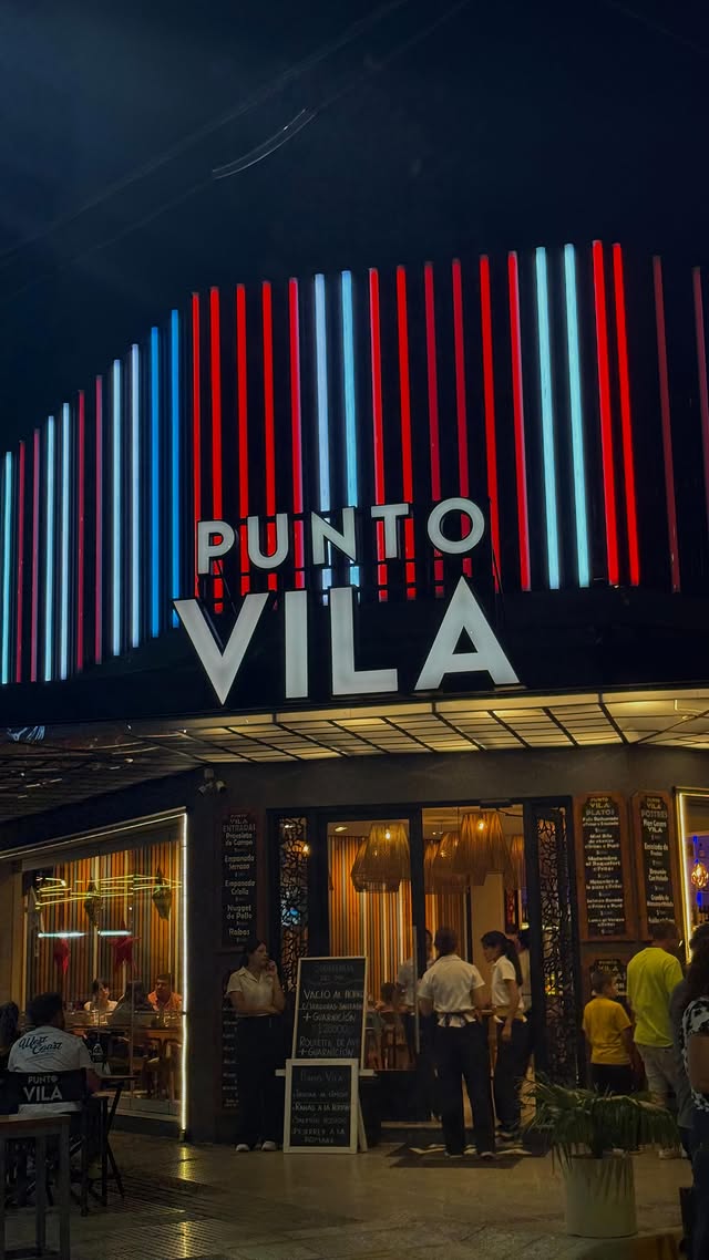 Fachada de noche