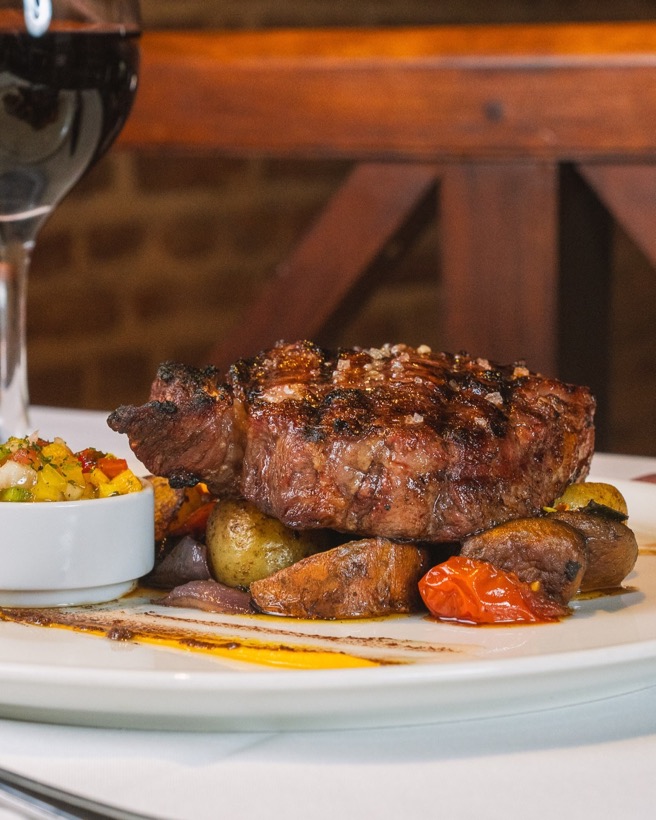 Ojo de bife con papas y tomates asados — San Pietro