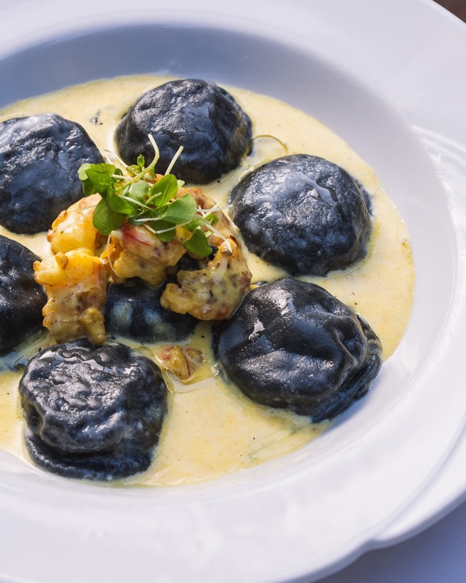 Sorrentinos negros con langostinos — San Pietro